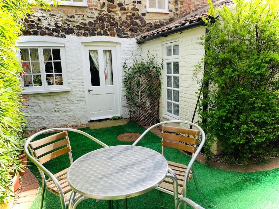 The Beehive, Ground Floor Apartment In Norfolk, No Shared Amenities Downham Market Esterno foto