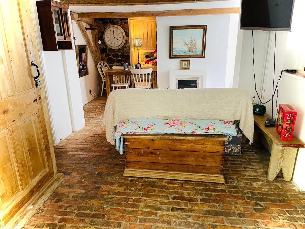 The Beehive, Ground Floor Apartment In Norfolk, No Shared Amenities Downham Market Esterno foto